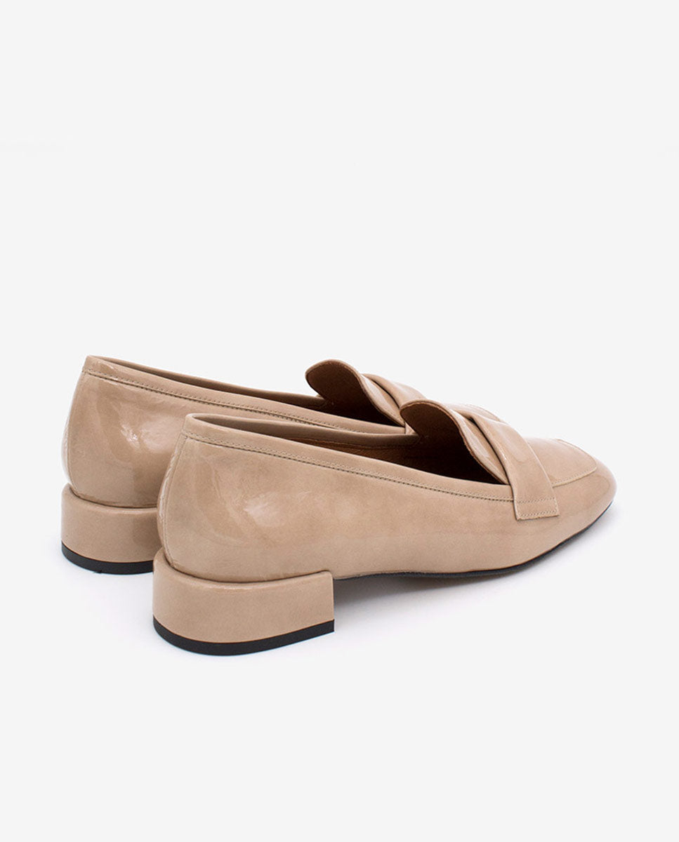 YAMA – Mocasín de charol con tacón bajo y punta redonda – Talla 38 – Ángel Alarcón