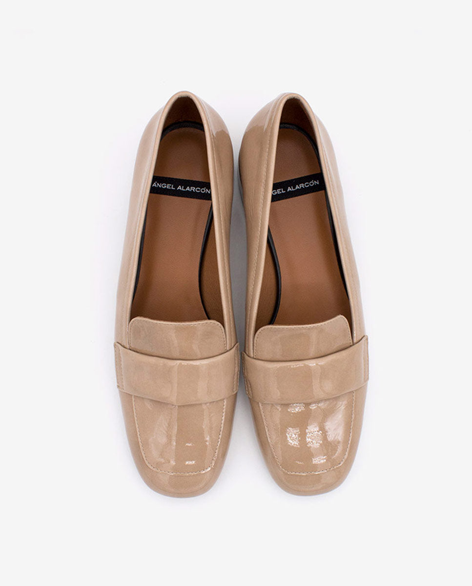 YAMA – Mocasín de charol con tacón bajo y punta redonda – Talla 39 – Ángel Alarcón