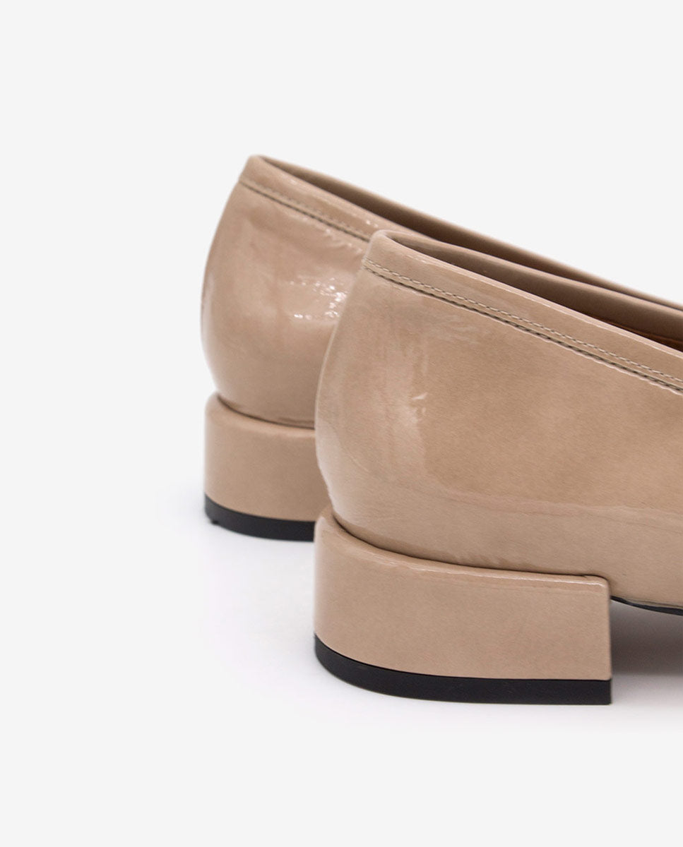 YAMA – Mocasín de charol con tacón bajo y punta redonda – Talla 40 – Ángel Alarcón