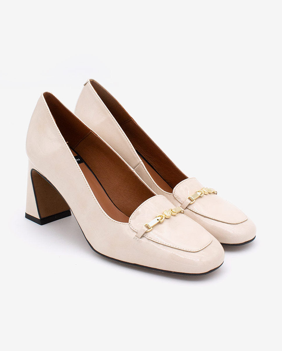 JALCA – Salón de piel acharolada con tacón y adorno dorado – Talla 36 – Ángel Alarcón