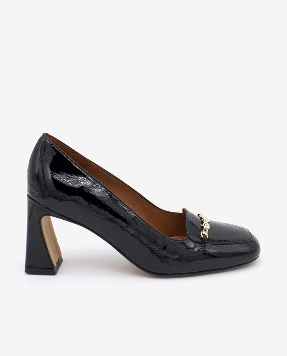 JALCA – Salón de piel acharolada con tacón y adorno dorado – negro – Talla 37 – Ángel Alarcón