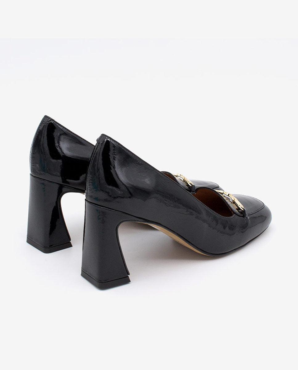 JALCA – Salón de piel acharolada con tacón y adorno dorado – negro – Talla 38 – Ángel Alarcón