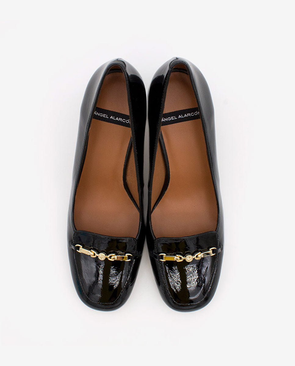 JALCA – Salón de piel acharolada con tacón y adorno dorado – negro – Talla 38 – Ángel Alarcón