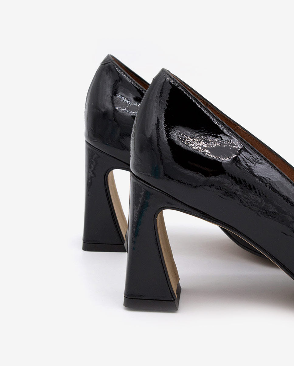 JALCA – Salón de piel acharolada con tacón y adorno dorado – negro – Talla 39 – Ángel Alarcón