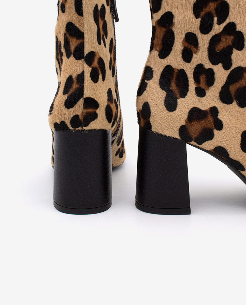 DRIMIA – Botín de piel con print leopardo, punta cuadrada y tacón ancho – Talla 40 – Ángel Alarcón