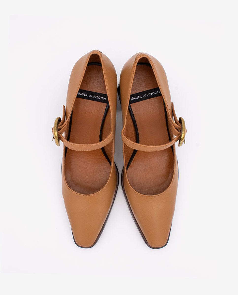 TRILEA – Merceditas de piel con punta fina, tacón ancho y hebilla – camel – Talla 37 – Ángel Alarcón