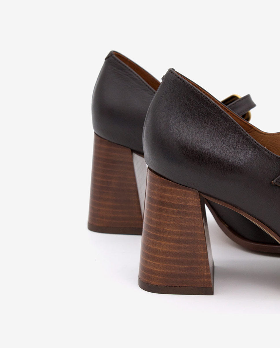 TRILEA – Merceditas de piel con punta fina, tacón ancho y hebilla – marrón oscuro – Talla 39 – Ángel Alarcón