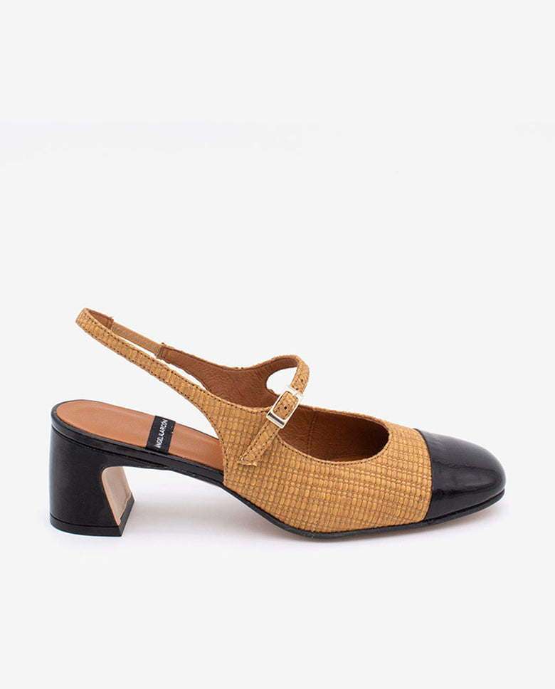 MARION – Merceditas destalonadas de rafia con punta en piel brillante – camel – Talla 35 – Ángel Alarcón