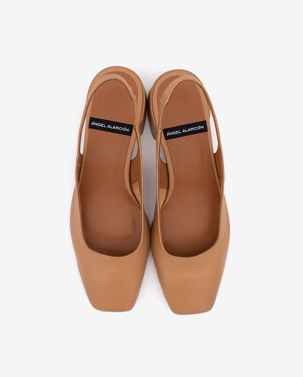 MANON - Zapatos de salón destalonados con tacón ancho de piel suave – camel – Talla 39 – Ángel Alarcón