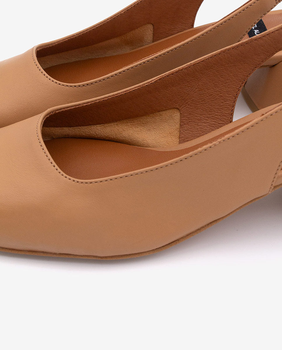 MANON - Zapatos de salón destalonados con tacón ancho de piel suave – camel – Talla 40 – Ángel Alarcón