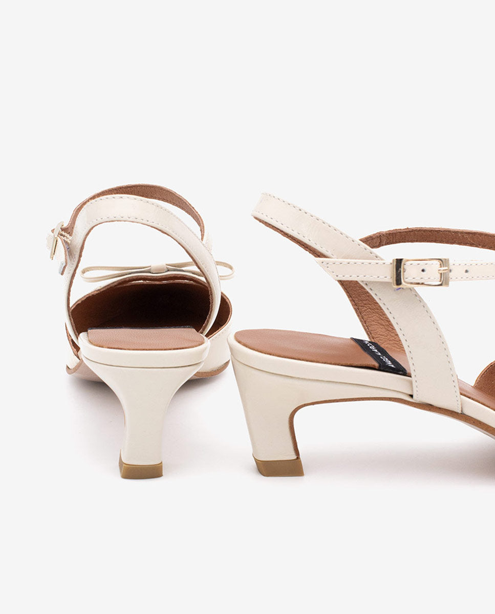 VERONIQUE – Zapatos de salón abiertos con tacón bajo de piel texturizada – beige – Talla 39 – Ángel Alarcón
