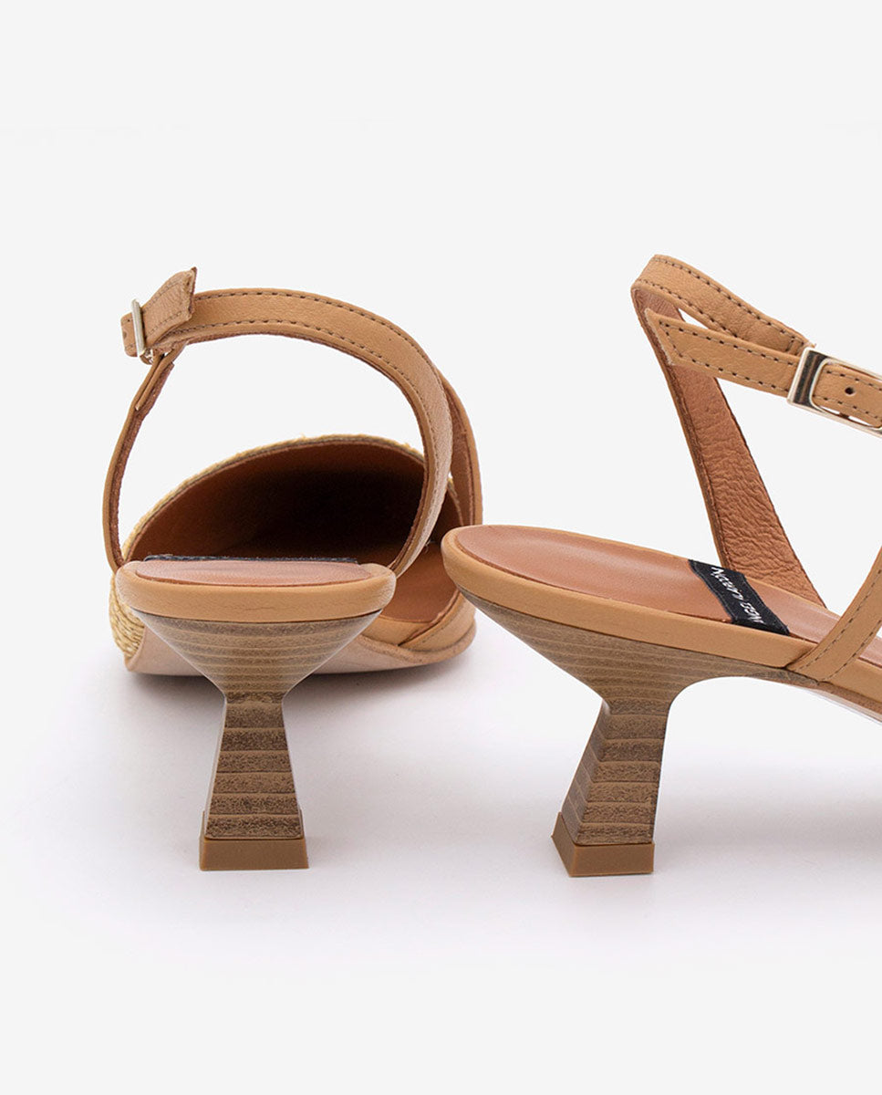 LORAINE – Zapato de salón destalonado con cierre cruzado en rafia y piel – beige – Talla 40 – Ángel Alarcón