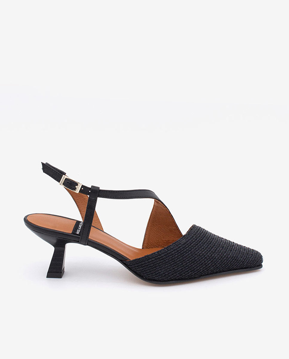 LORAINE – Zapato de salón destalonado con cierre cruzado en rafia y piel – negro – Talla 40 – Ángel Alarcón