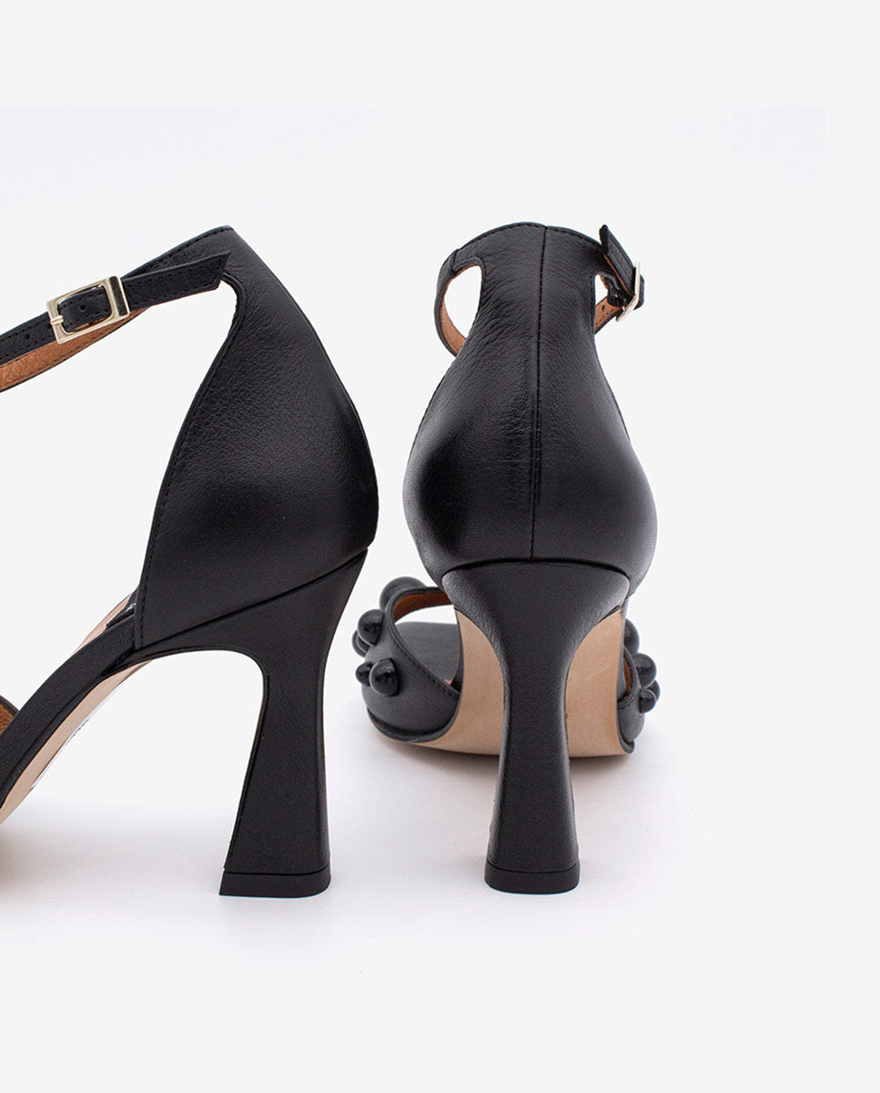 MARGAUX – Sandalia con pulsera y pala adornada con semiesferas en piel – negro – Talla 36 – Ángel Alarcón