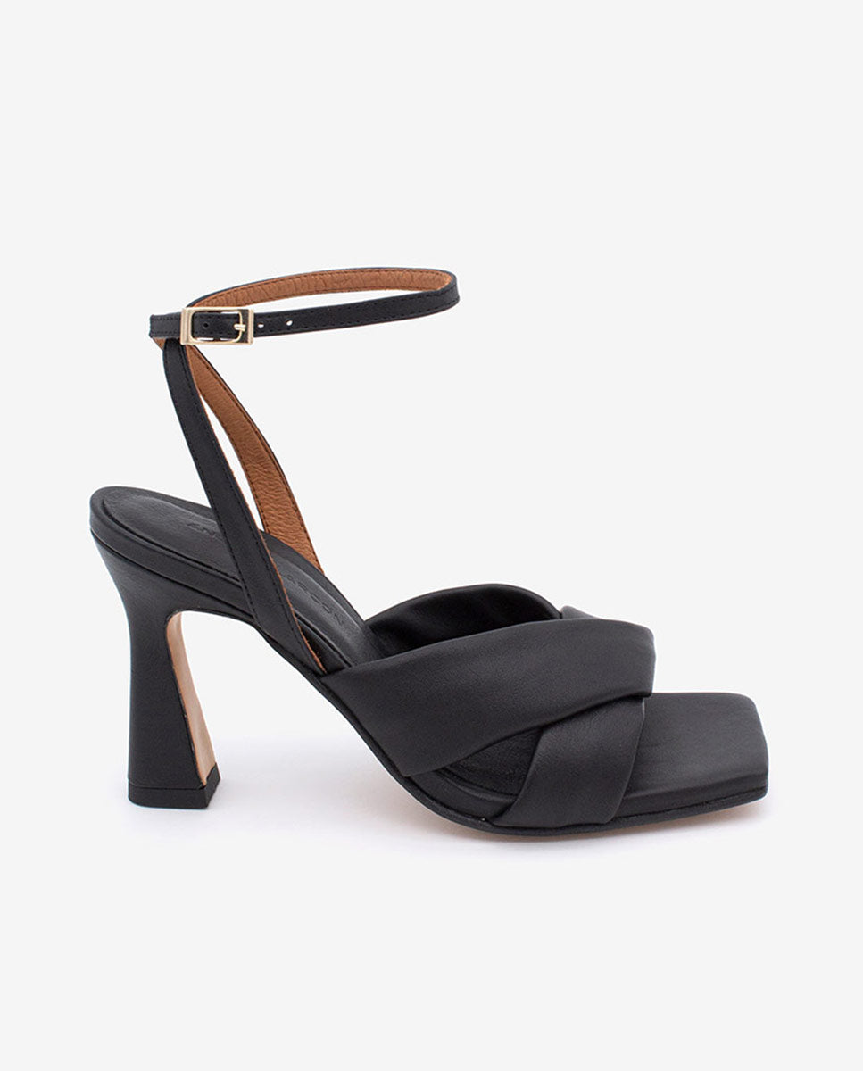 MAELLE – Sandalia con pala cruzada y tacón alto en piel – negro – Talla 36 – Ángel Alarcón