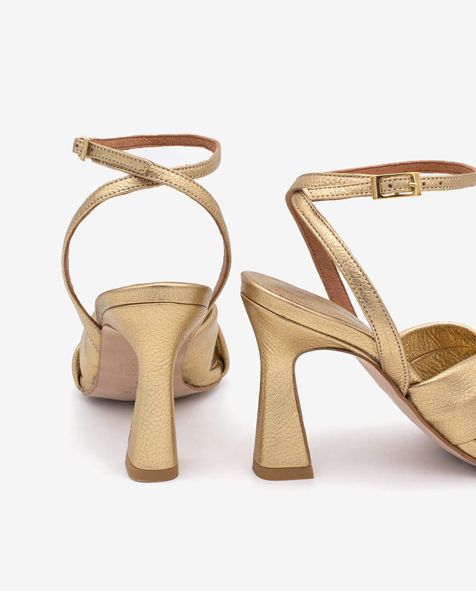 MAELLE – Sandalia con pala cruzada y tacón alto en piel metalizada – Talla 38 – Ángel Alarcón