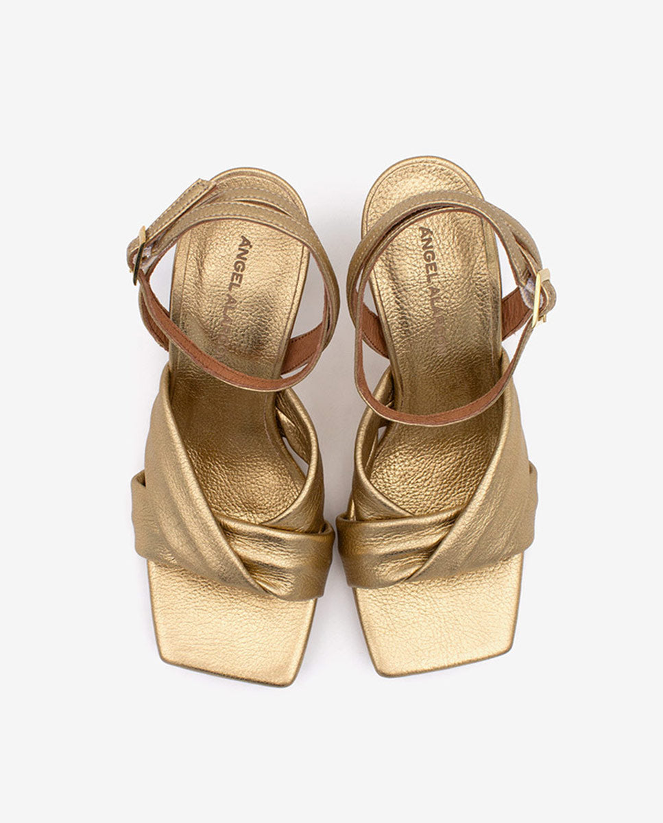 MAELLE – Sandalia con pala cruzada y tacón alto en piel metalizada – Talla 39 – Ángel Alarcón