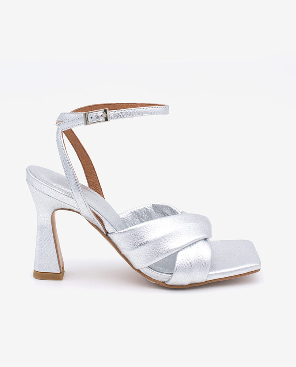 MAELLE – Sandalia con pala cruzada y tacón alto en piel metalizada – plata – Talla 36 – Ángel Alarcón