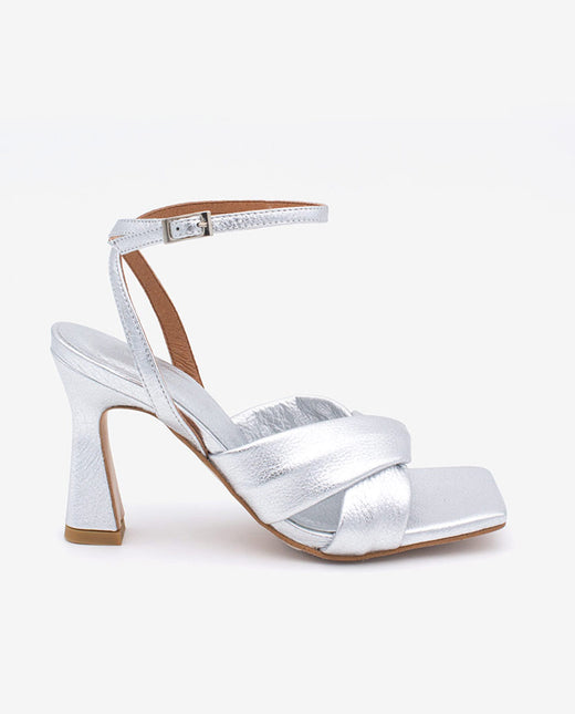 MAELLE – Sandalia con pala cruzada y tacón alto en piel metalizada – plata – Talla 36 – Ángel Alarcón