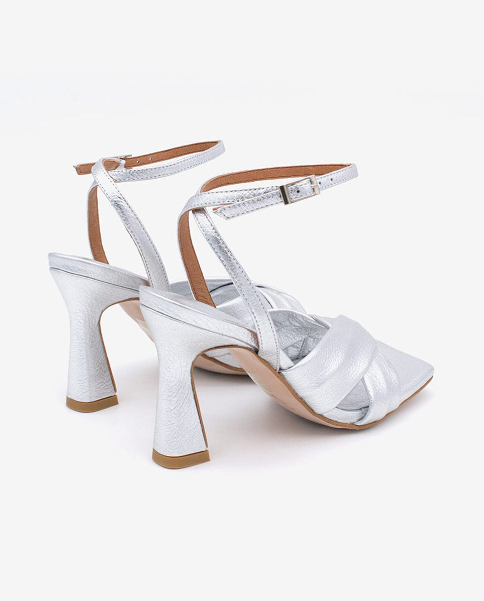 MAELLE – Sandalia con pala cruzada y tacón alto en piel metalizada – plata – Talla 36 – Ángel Alarcón