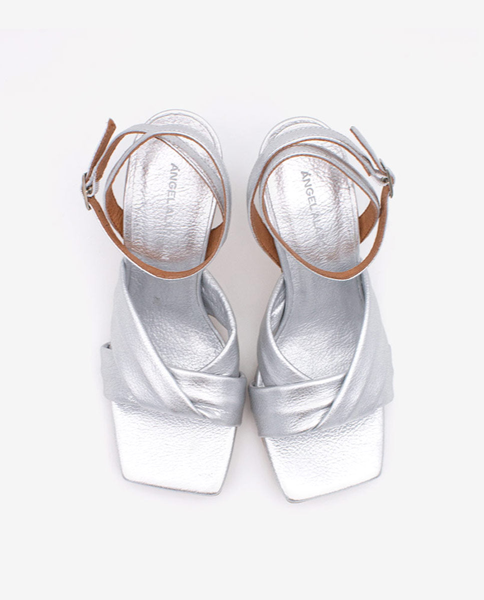 MAELLE – Sandalia con pala cruzada y tacón alto en piel metalizada – plata – Talla 37 – Ángel Alarcón