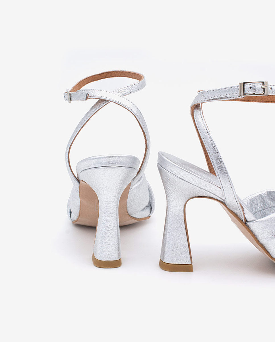 MAELLE – Sandalia con pala cruzada y tacón alto en piel metalizada – plata – Talla 37 – Ángel Alarcón
