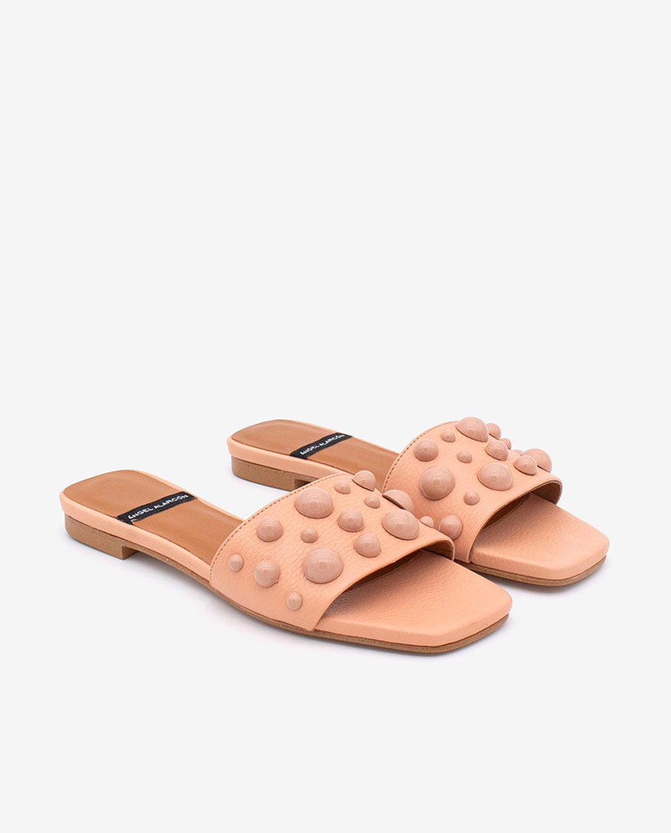 SYLVIE – Zapatos planos en piel tipo mule abiertos con pala adornada con semiesferas – Talla 40 – Ángel Alarcón