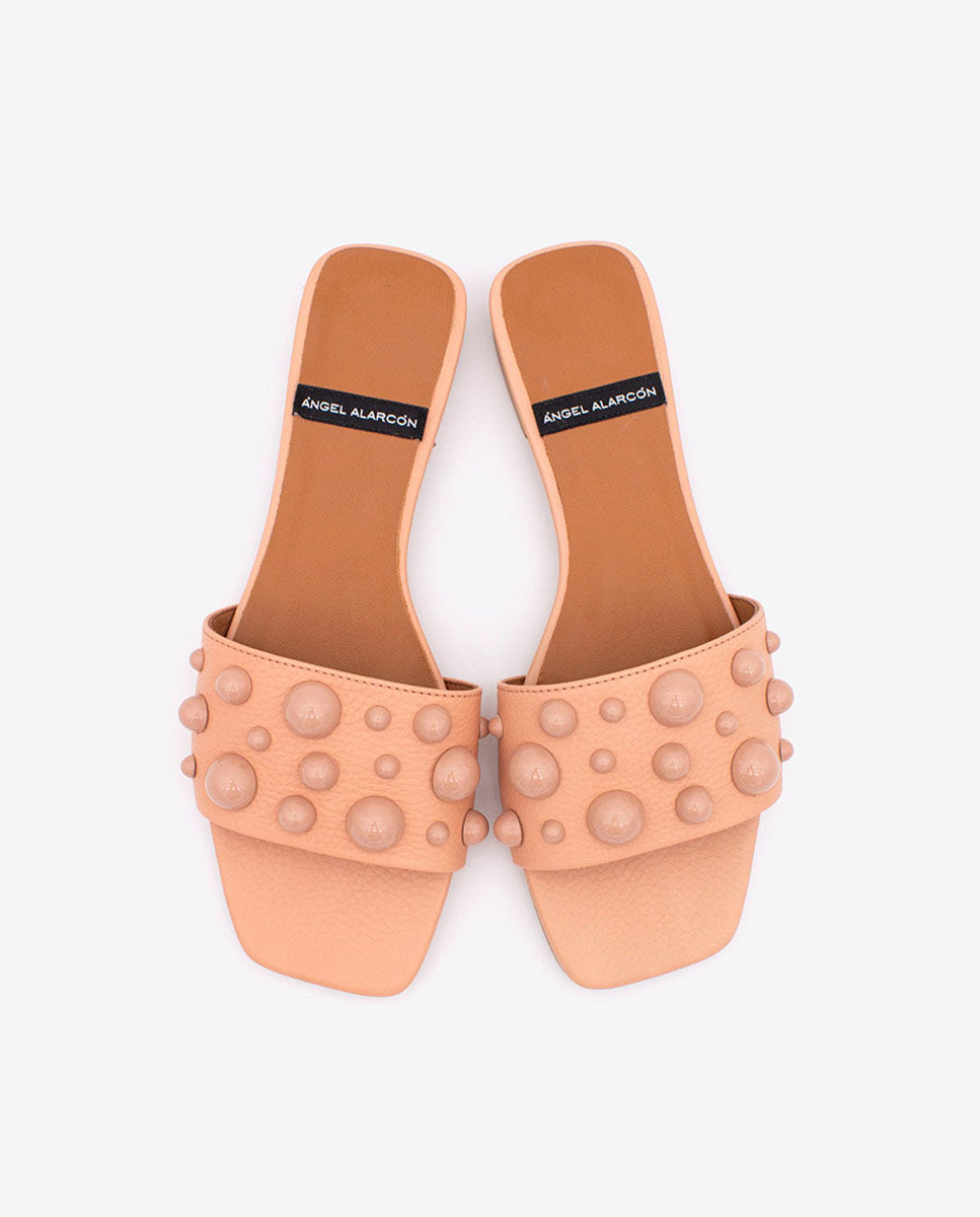 SYLVIE – Zapatos planos en piel tipo mule abiertos con pala adornada con semiesferas – Talla 40 – Ángel Alarcón