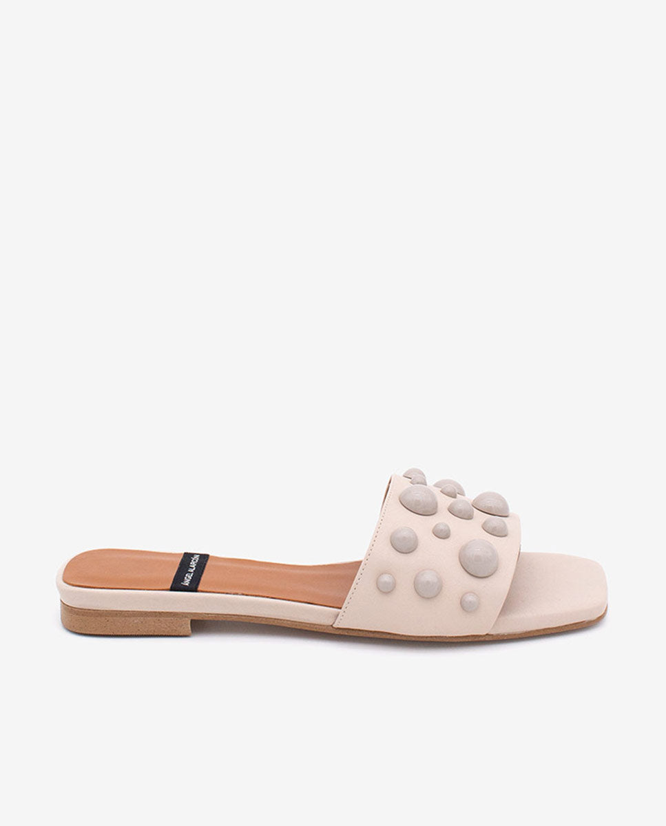 SYLVIE – Zapatos planos en piel tipo mule abiertos con pala adornada con semiesferas – Talla 37 – Ángel Alarcón