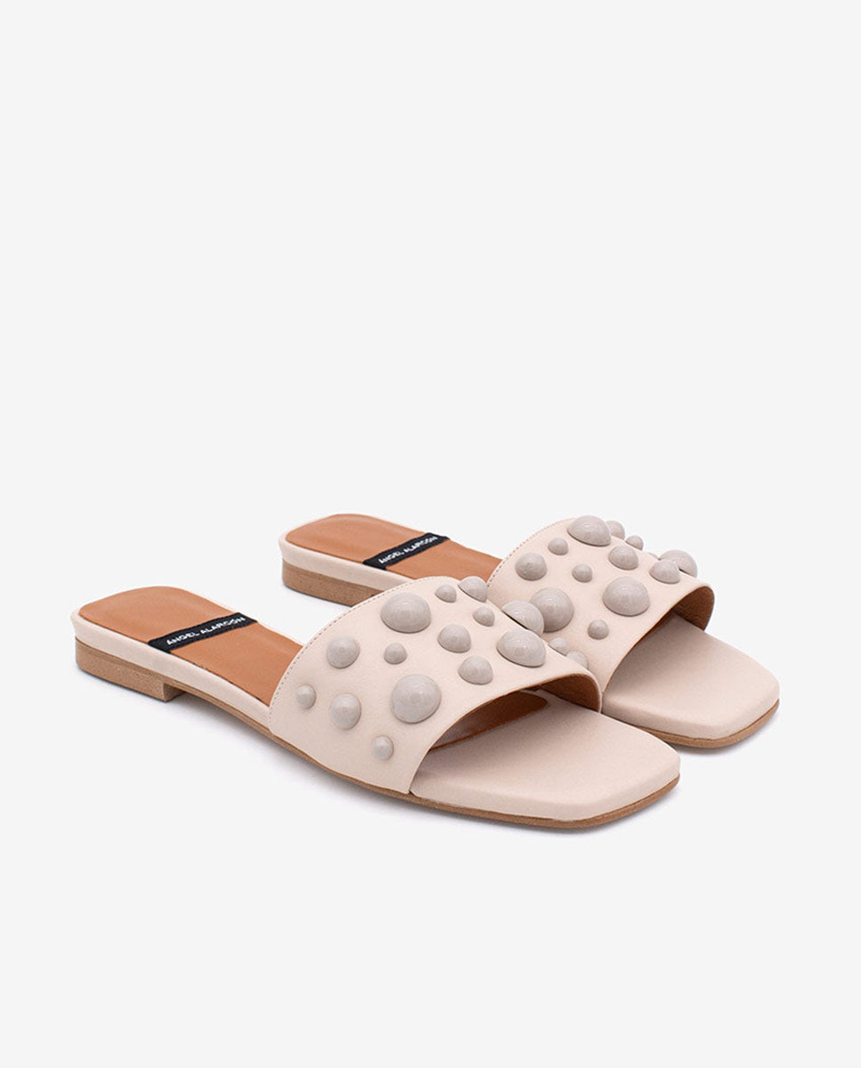 SYLVIE – Zapatos planos en piel tipo mule abiertos con pala adornada con semiesferas – Talla 38 – Ángel Alarcón