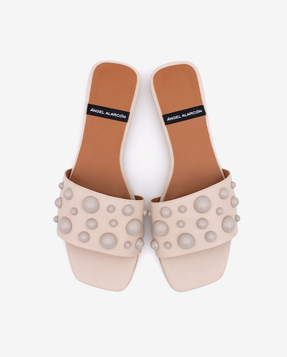 SYLVIE – Zapatos planos en piel tipo mule abiertos con pala adornada con semiesferas – Talla 38 – Ángel Alarcón