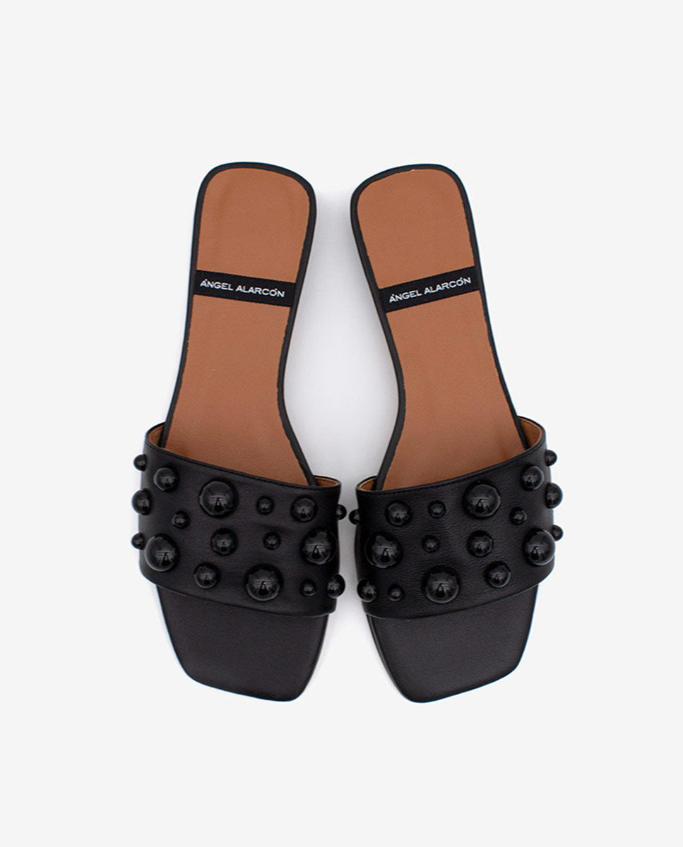 SYLVIE – Zapatos planos en piel tipo mule abiertos con pala adornada con semiesferas – negro – Talla 37 – Ángel Alarcón