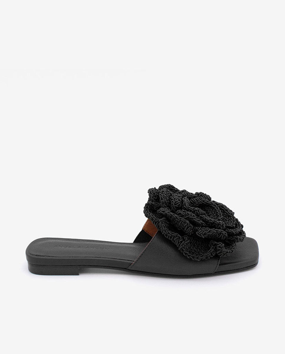 NATHALIE – Sandalias planas con pala de piel y flor de crochet – negro – Talla 38 – Ángel Alarcón