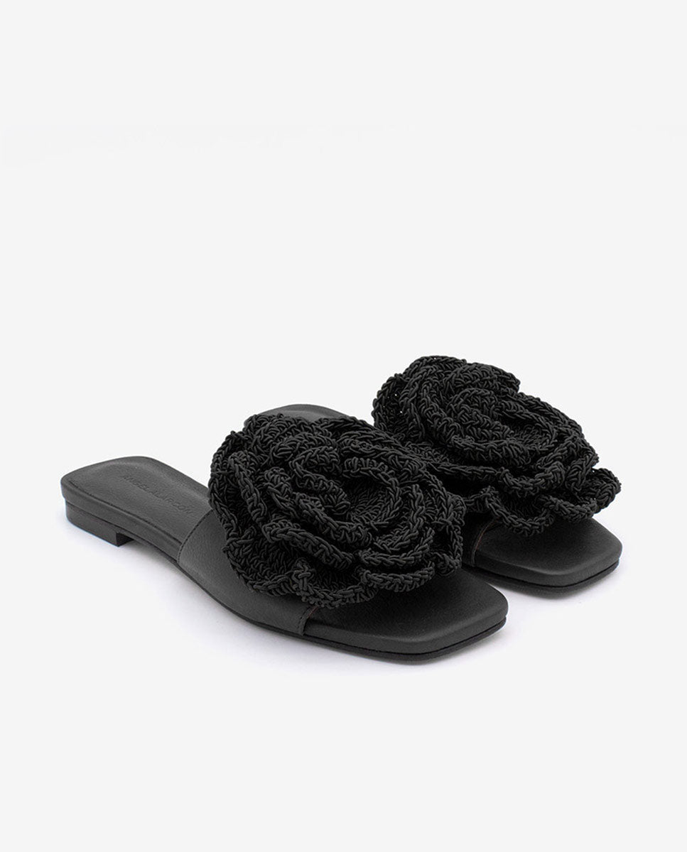 NATHALIE – Sandalias planas con pala de piel y flor de crochet – negro – Talla 39 – Ángel Alarcón