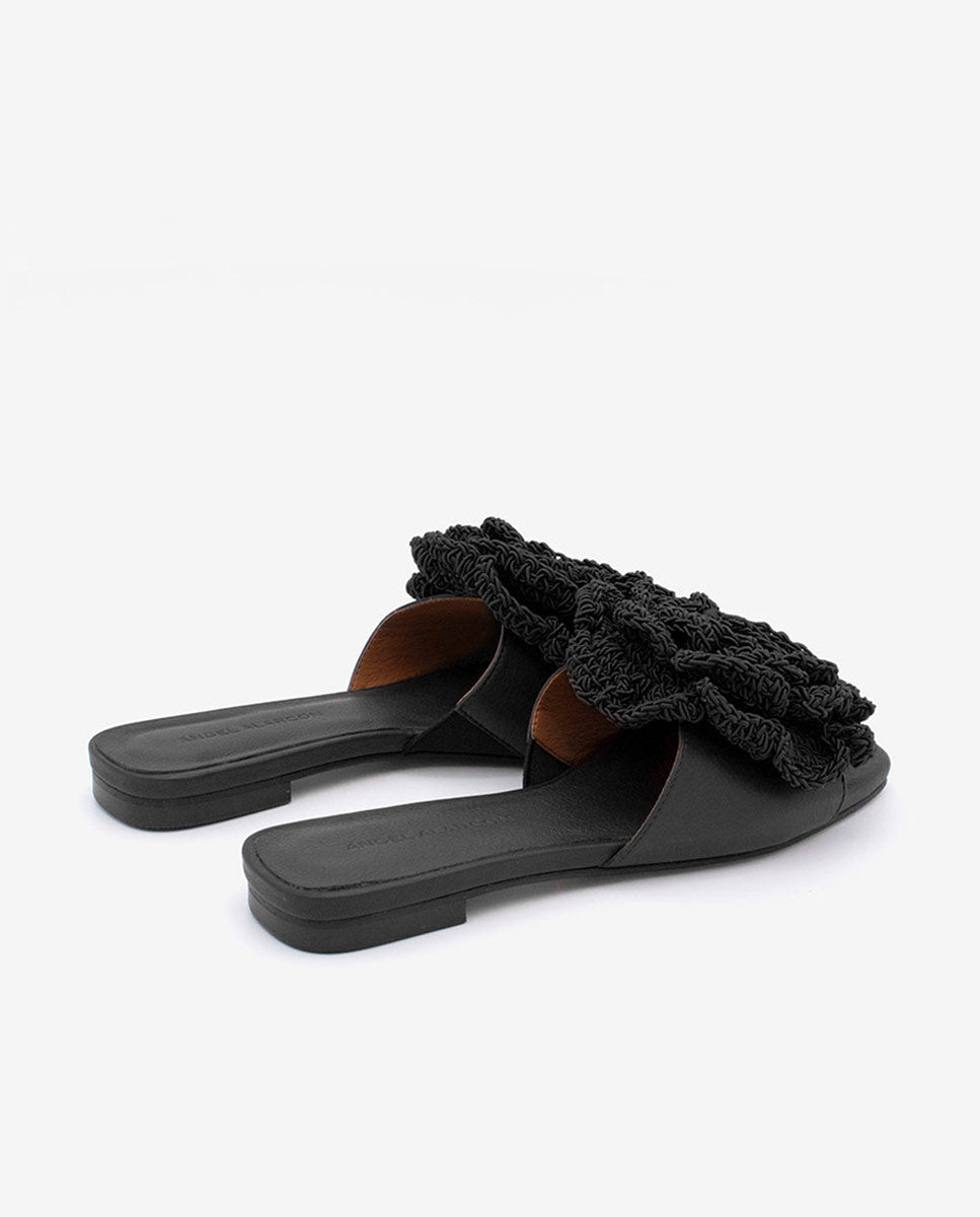 NATHALIE – Sandalias planas con pala de piel y flor de crochet – negro – Talla 39 – Ángel Alarcón