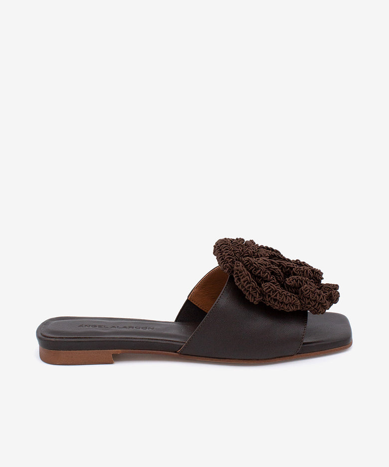 NATHALIE – Sandalias planas con pala de piel suave y flor de crochet – marrón oscuro – Talla 35 – Ángel Alarcón