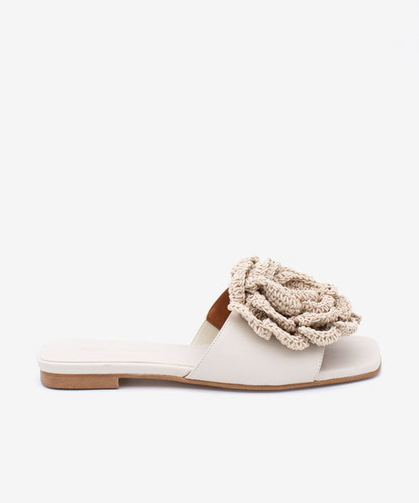 NATHALIE – Sandalias planas con pala de piel suave y flor de crochet – blanco – Talla 37 – Ángel Alarcón