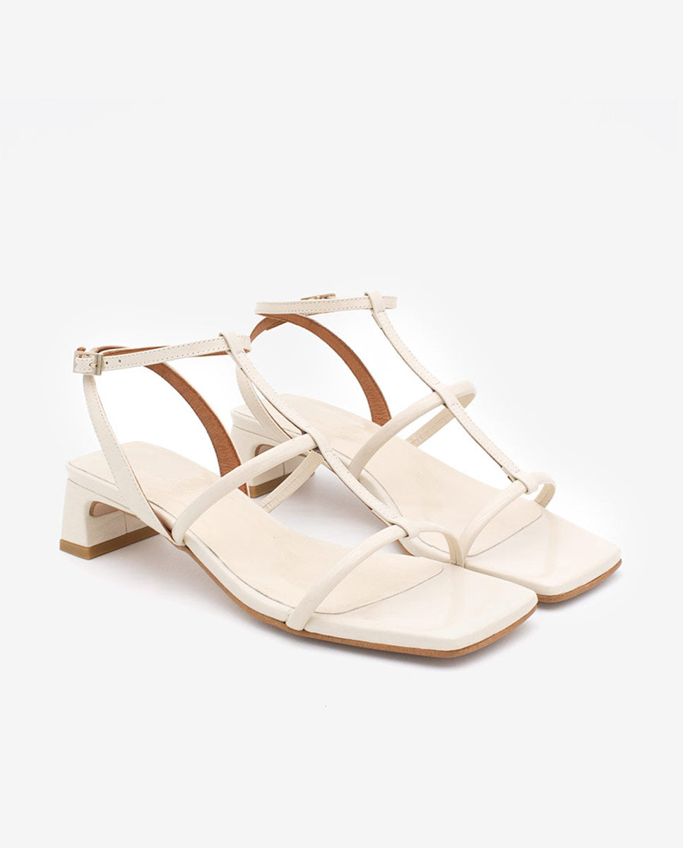RACHEL – Sandalia de tiras t-strap con tacón bajo en piel brillante texturizada – beige – Talla 38 – Ángel Alarcón
