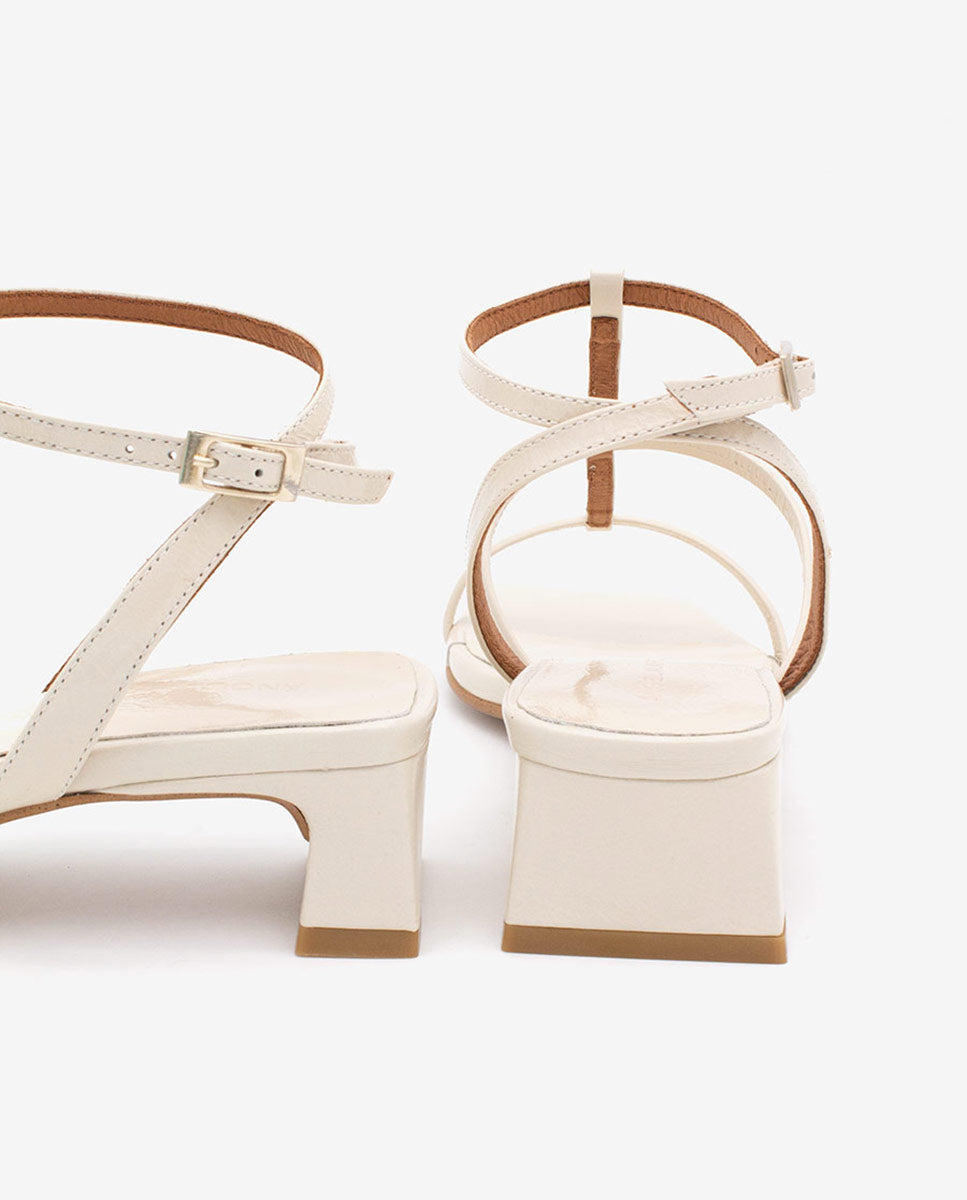 RACHEL – Sandalia de tiras t-strap con tacón bajo en piel brillante texturizada – beige – Talla 39 – Ángel Alarcón