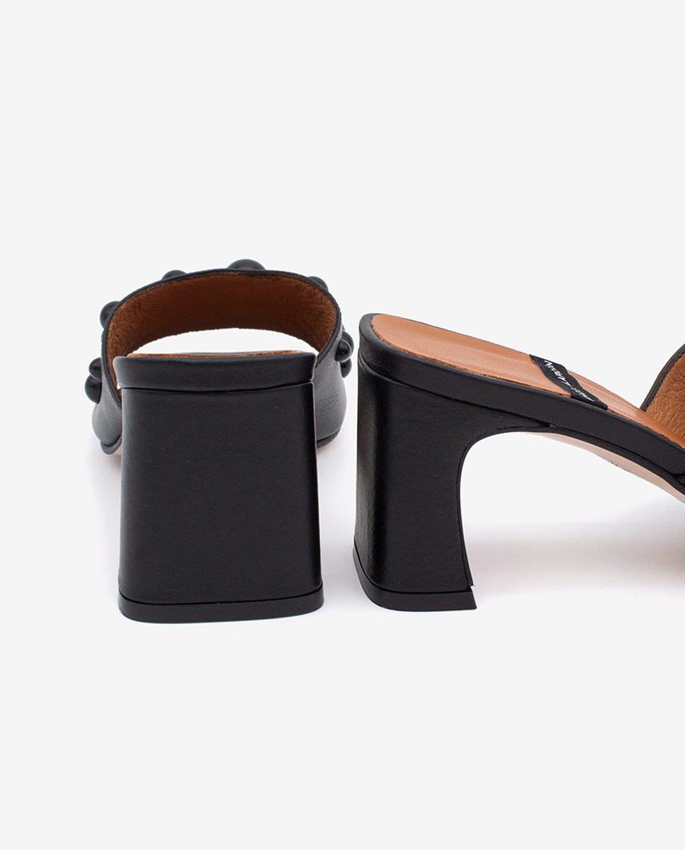 STEPHANIE – Mule abierto de pala adornada con semiesferas y con tacón ancho de piel – negro – Talla 39 – Ángel Alarcón