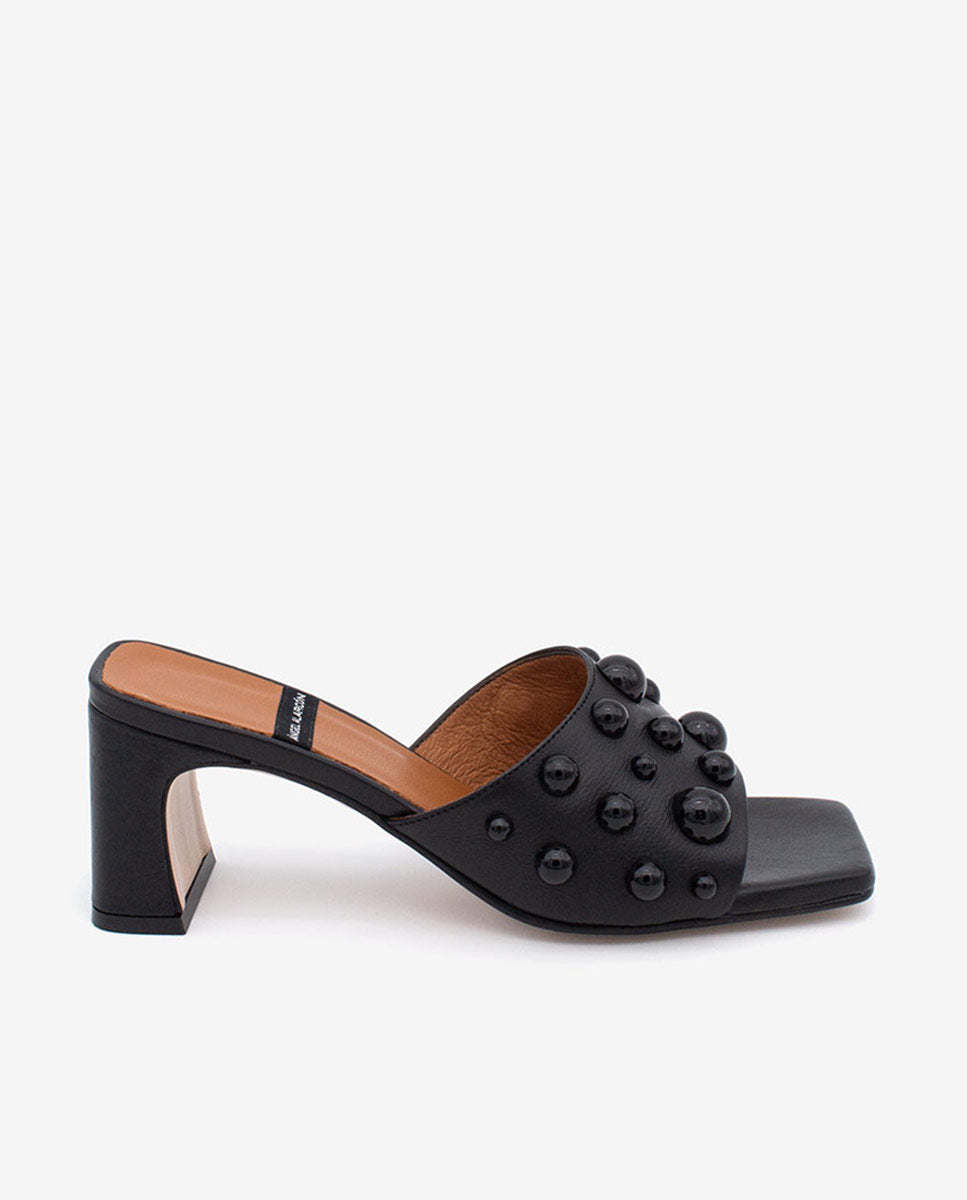 STEPHANIE – Mule abierto de pala adornada con semiesferas y con tacón ancho de piel – negro – Talla 38 – Ángel Alarcón