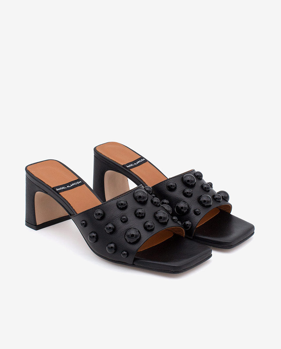 STEPHANIE – Mule abierto de pala adornada con semiesferas y con tacón ancho de piel – negro – Talla 39 – Ángel Alarcón