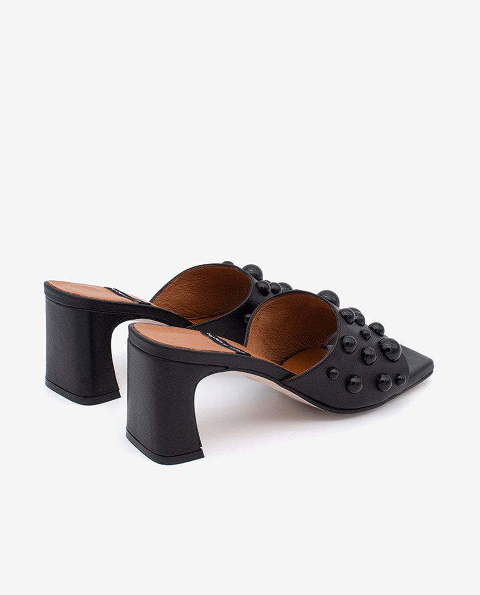 STEPHANIE – Mule abierto de pala adornada con semiesferas y con tacón ancho de piel – negro – Talla 39 – Ángel Alarcón