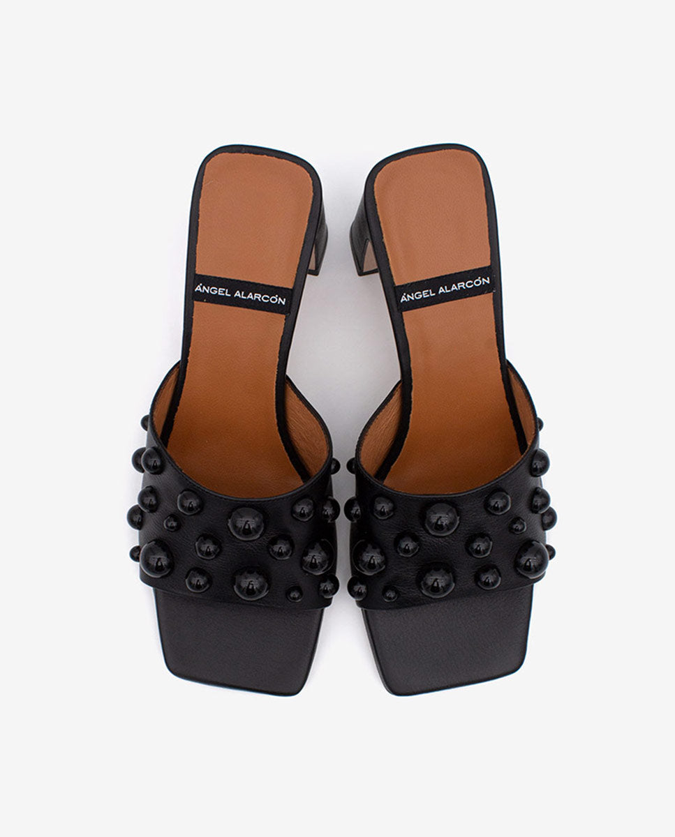 STEPHANIE – Mule abierto de pala adornada con semiesferas y con tacón ancho de piel – negro – Talla 39 – Ángel Alarcón