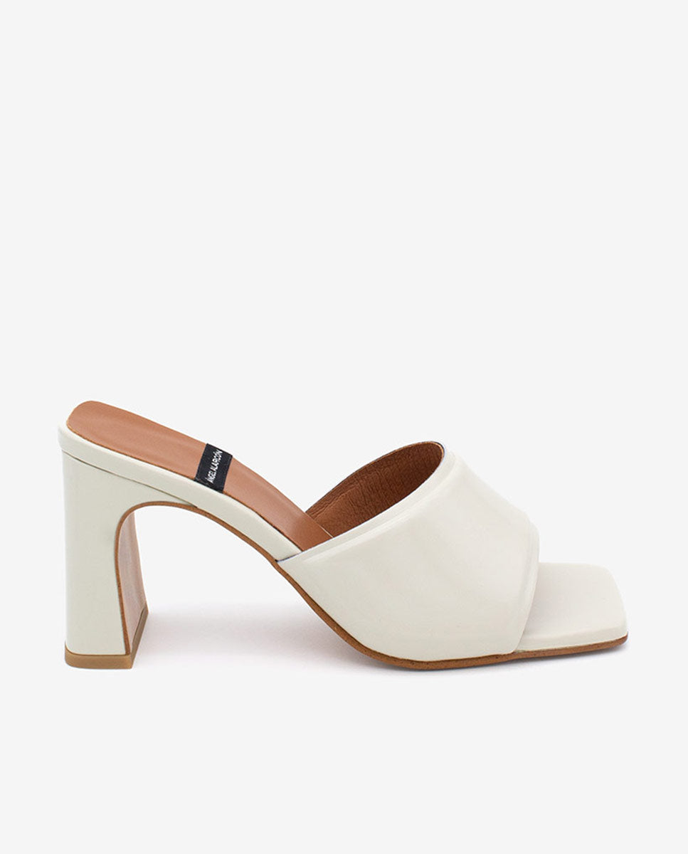 AURIANE – Mule abierto con tacón ancho y pala acolchada en piel brillante – Talla 38 – Ángel Alarcón