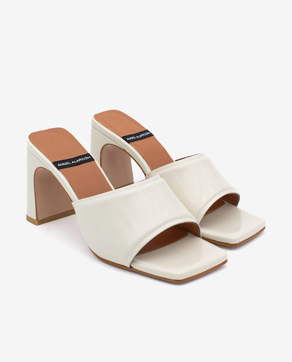 AURIANE – Mule abierto con tacón ancho y pala acolchada en piel brillante – Talla 38 – Ángel Alarcón