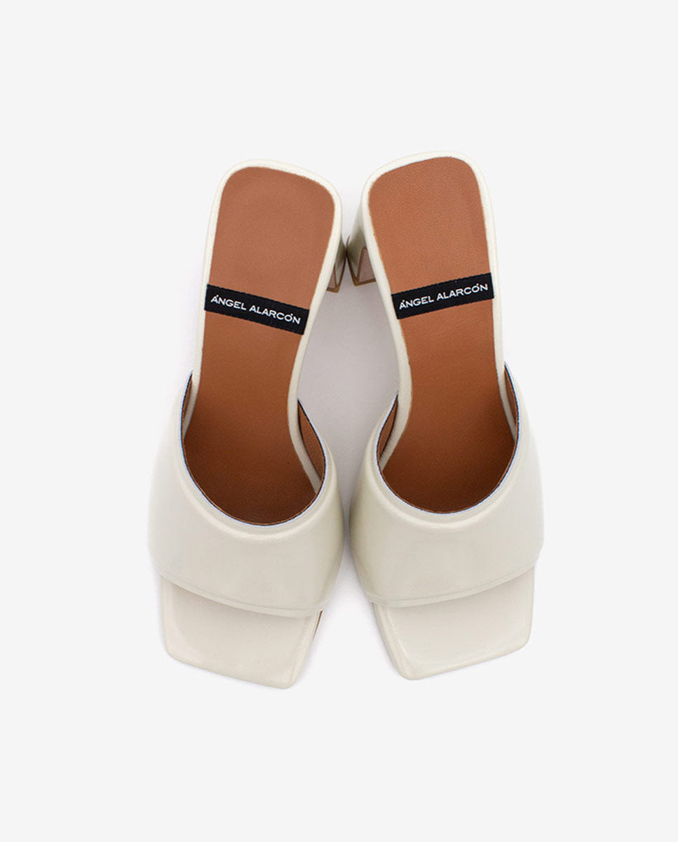 AURIANE – Mule abierto con tacón ancho y pala acolchada en piel brillante – Talla 39 – Ángel Alarcón