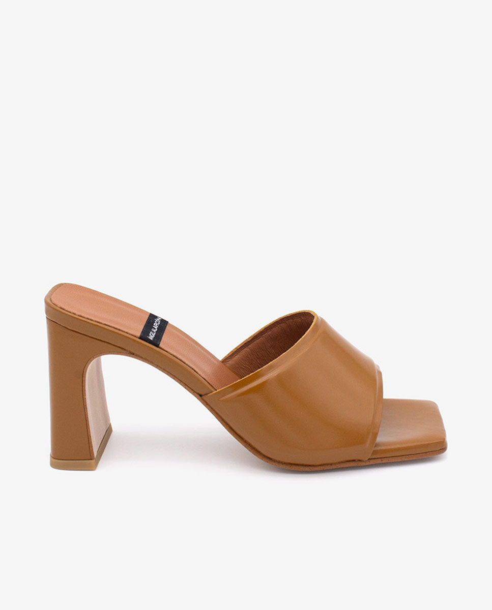AURIANE – Mule abierto con tacón ancho y pala acolchada en piel brillante – camel – Talla 35 – Ángel Alarcón
