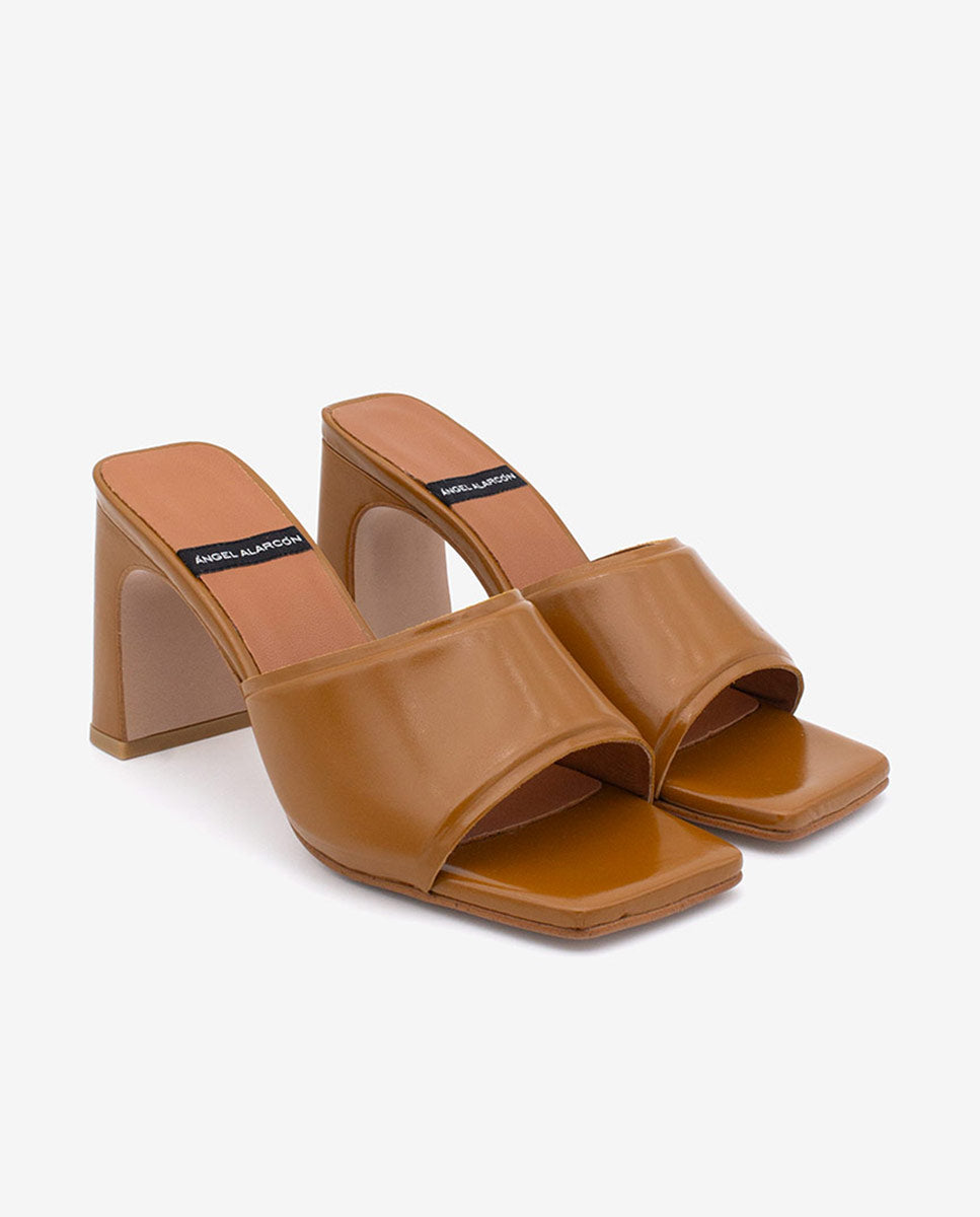 AURIANE – Mule abierto con tacón ancho y pala acolchada en piel brillante – camel – Talla 35 – Ángel Alarcón