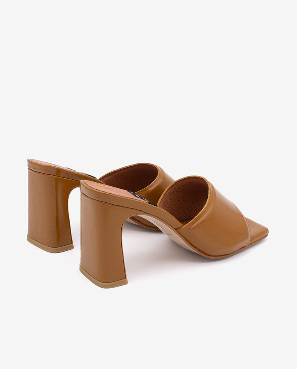 AURIANE – Mule abierto con tacón ancho y pala acolchada en piel brillante – camel – Talla 36 – Ángel Alarcón